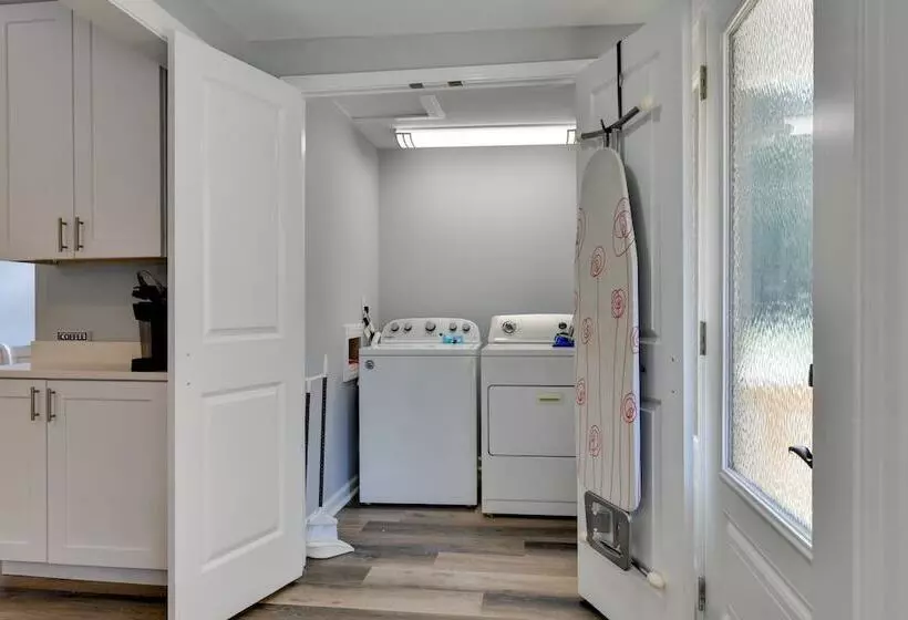 Spacious Lake Norman Retreat W/ Boat Ramp!