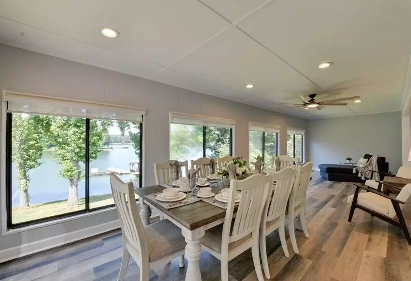 Spacious Lake Norman Retreat W/ Boat Ramp!