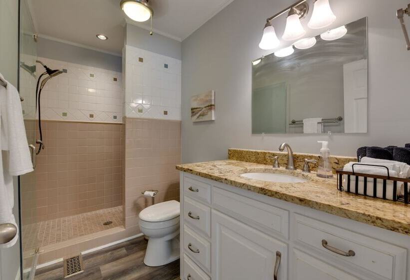 Spacious Lake Norman Retreat W/ Boat Ramp!