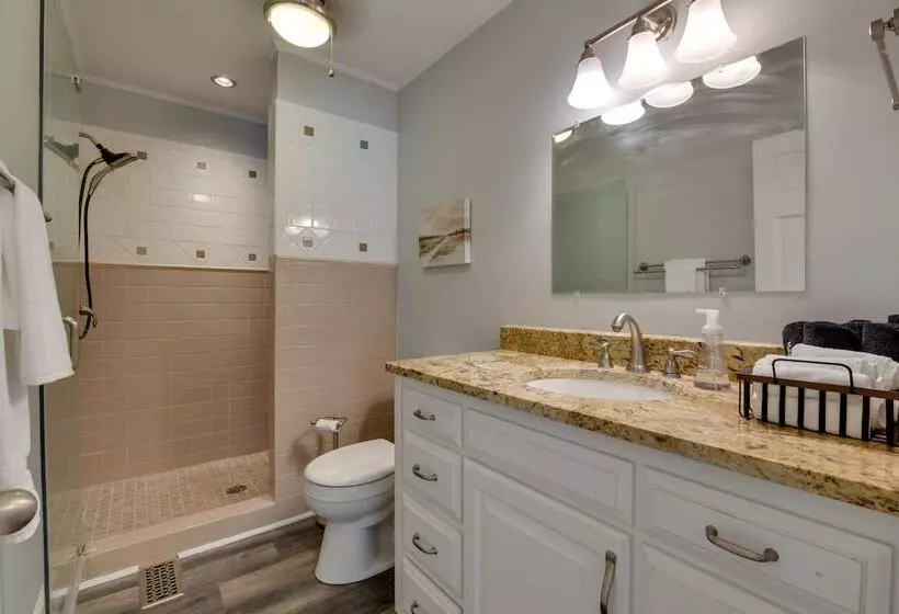 Spacious Lake Norman Retreat W/ Boat Ramp!