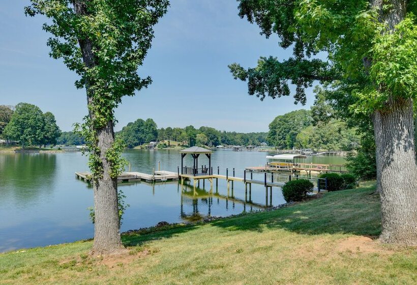 Spacious Lake Norman Retreat W/ Boat Ramp!