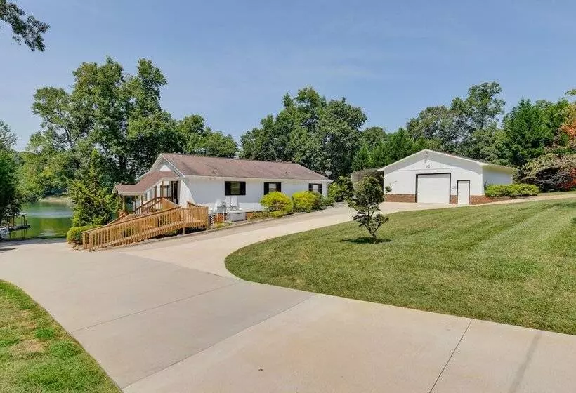 Spacious Lake Norman Retreat W/ Boat Ramp!