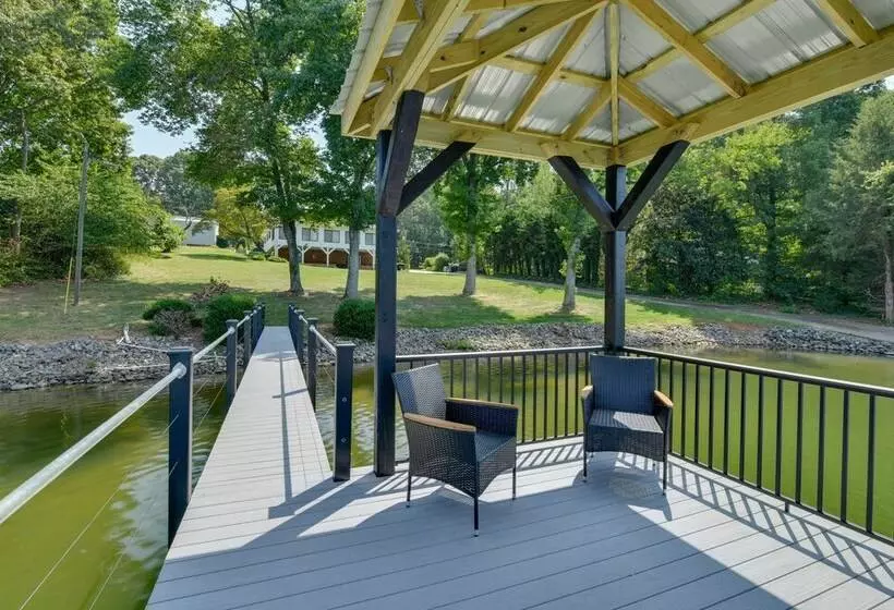 Spacious Lake Norman Retreat W/ Boat Ramp!