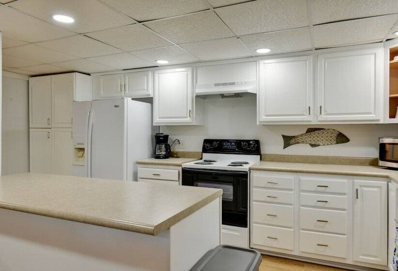 Spacious Lake Norman Retreat W/ Boat Ramp!