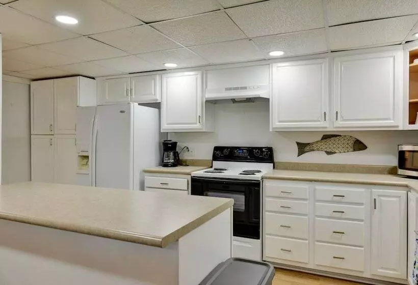 Spacious Lake Norman Retreat W/ Boat Ramp!