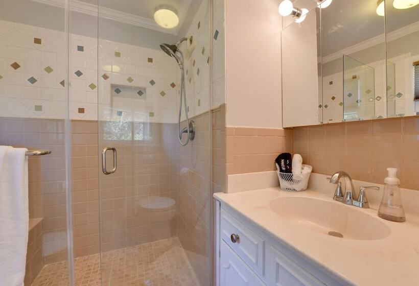 Spacious Lake Norman Retreat W/ Boat Ramp!