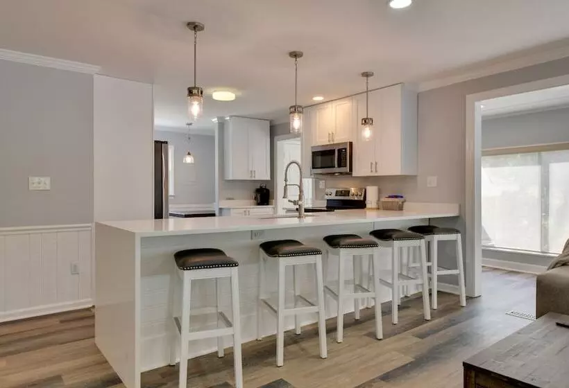 Spacious Lake Norman Retreat W/ Boat Ramp!