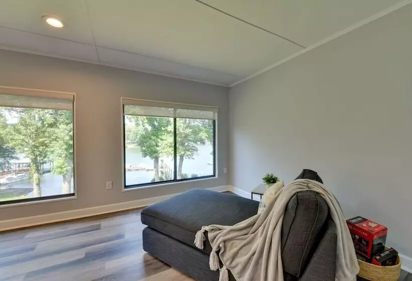 Spacious Lake Norman Retreat W/ Boat Ramp!