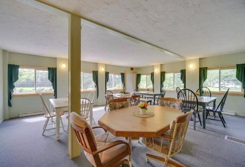 Spacious Winter Retreat W/ River Access + Kayaks!