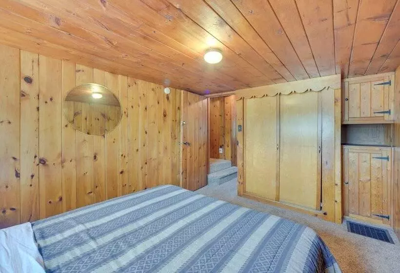 Spacious Winter Retreat W/ River Access + Kayaks!