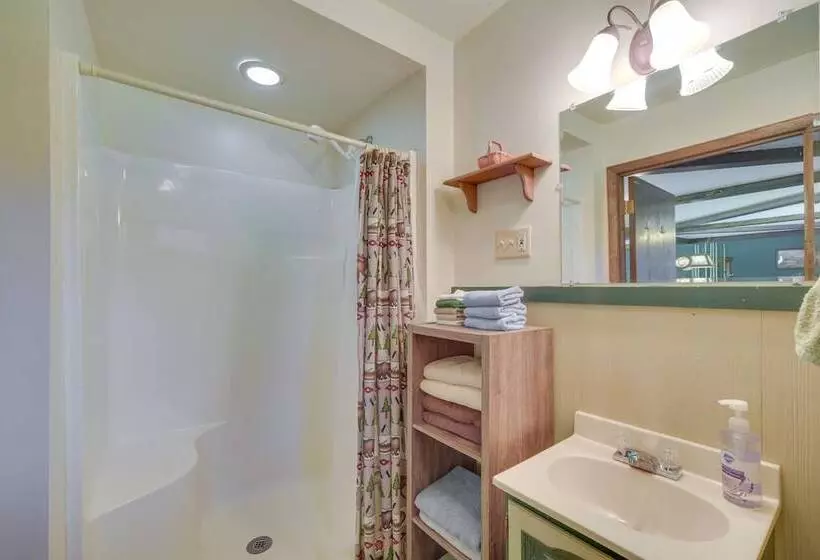 Spacious Winter Retreat W/ River Access + Kayaks!