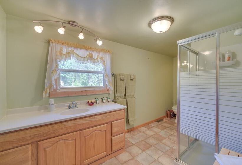 Spacious Winter Retreat W/ River Access + Kayaks!