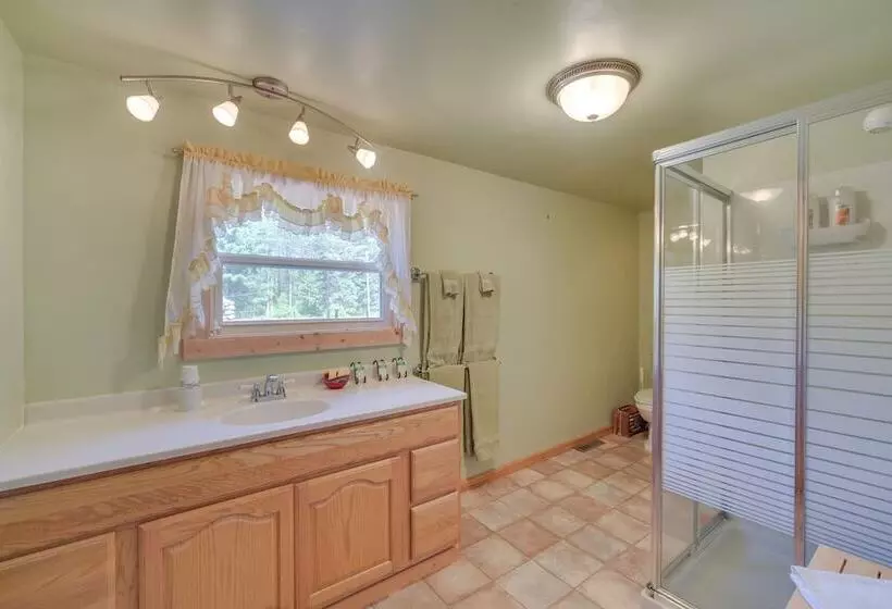 Spacious Winter Retreat W/ River Access + Kayaks!