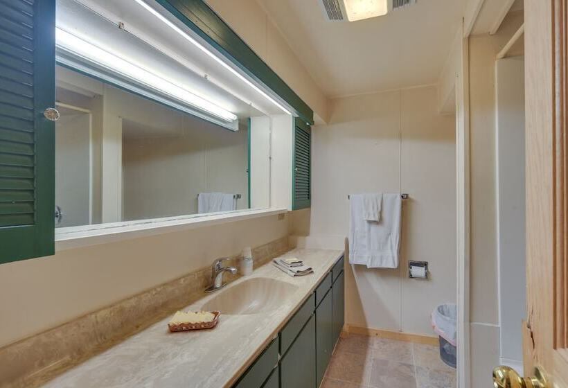 Spacious Winter Retreat W/ River Access + Kayaks!