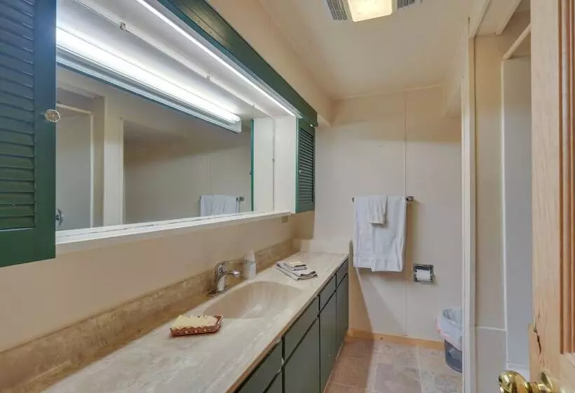 Spacious Winter Retreat W/ River Access + Kayaks!