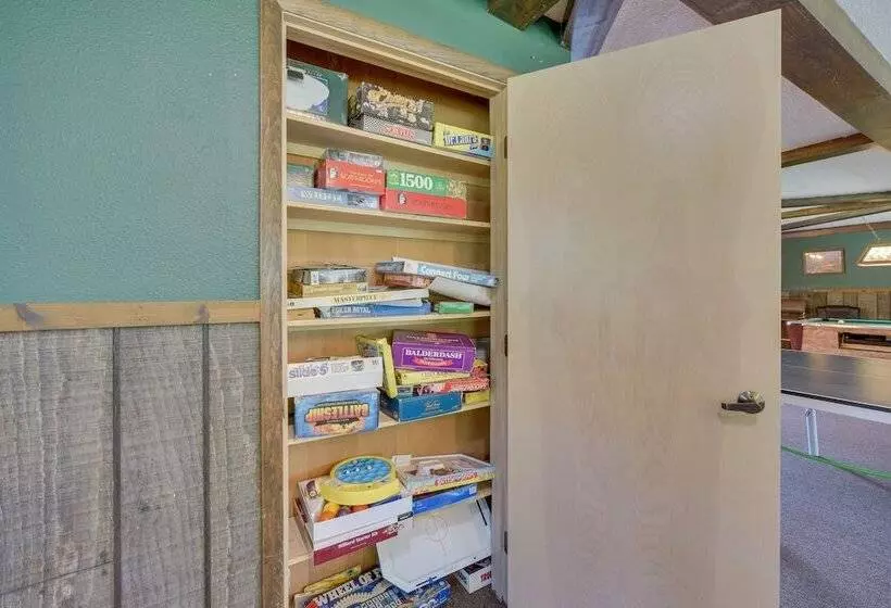 Spacious Winter Retreat W/ River Access + Kayaks!