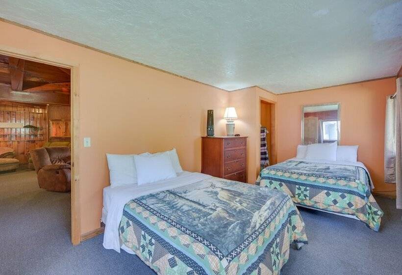 Spacious Winter Retreat W/ River Access + Kayaks!