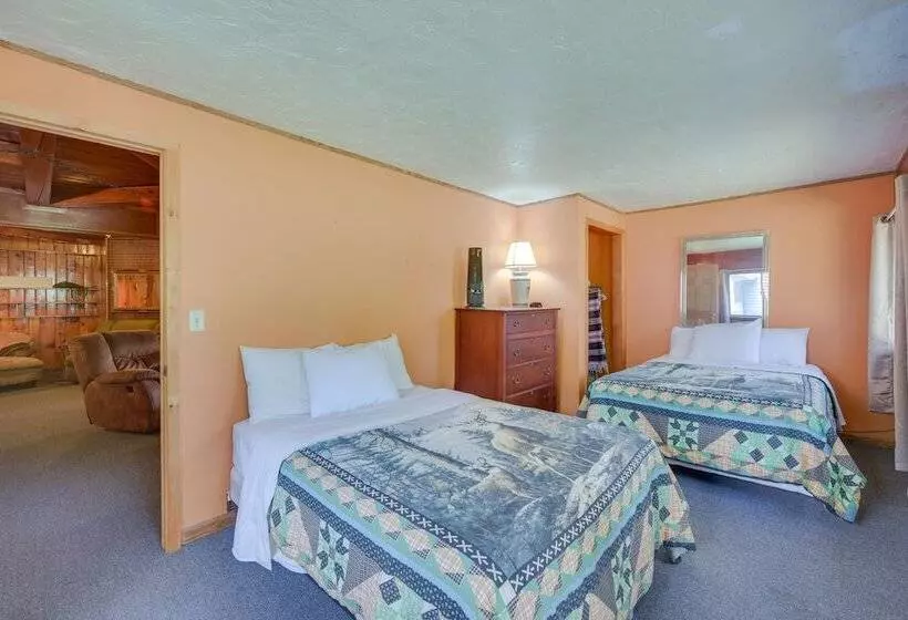 Spacious Winter Retreat W/ River Access + Kayaks!