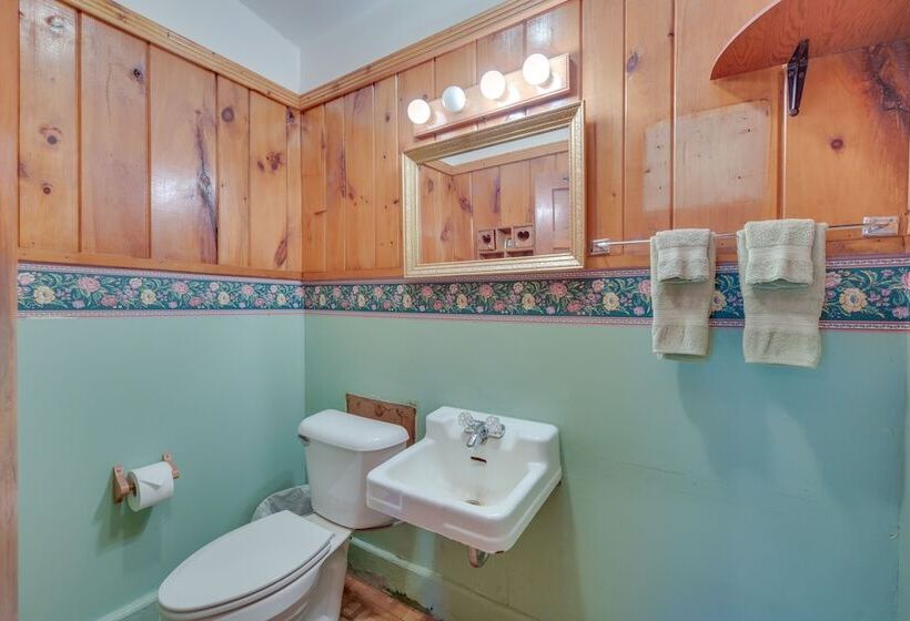 Spacious Winter Retreat W/ River Access + Kayaks!