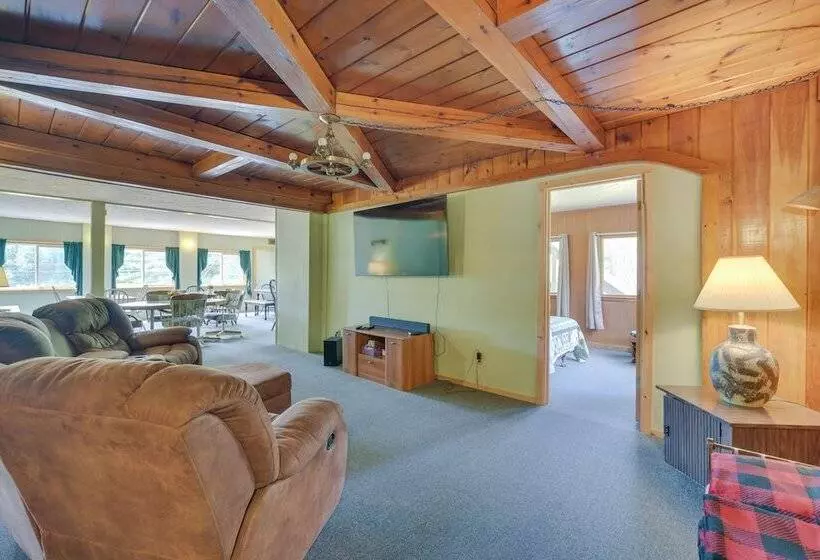 Spacious Winter Retreat W/ River Access + Kayaks!
