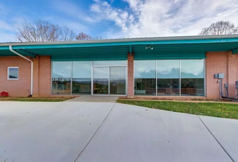 Stunning Copperhill Retreat W/ Mountain Views!