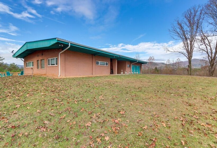 Stunning Copperhill Retreat W/ Mountain Views!