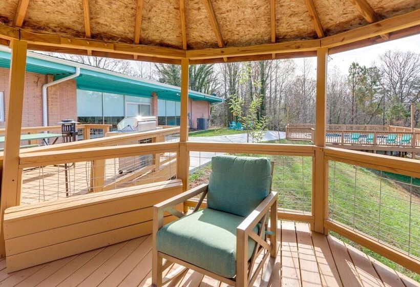 Stunning Copperhill Retreat W/ Mountain Views!