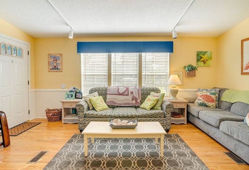 Surfside Beach Home W/ Community Perks Near Ocean!