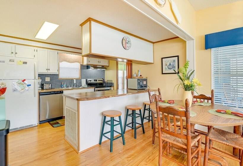 Surfside Beach Home W/ Community Perks Near Ocean!