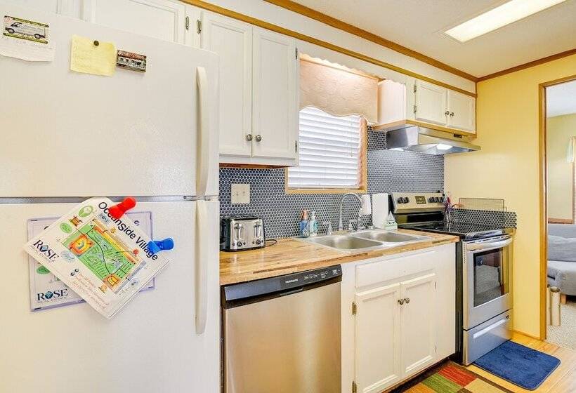 Surfside Beach Home W/ Community Perks Near Ocean!