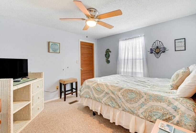 Surfside Beach Home W/ Community Perks Near Ocean!