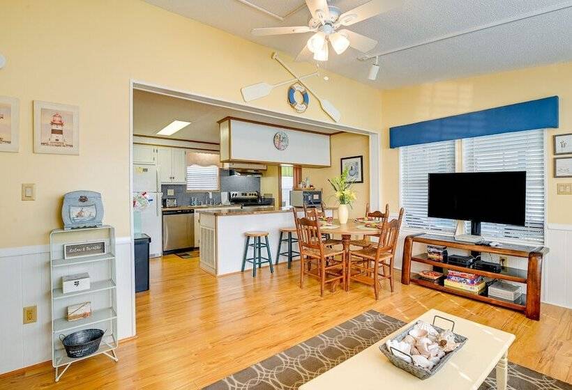 Surfside Beach Home W/ Community Perks Near Ocean!