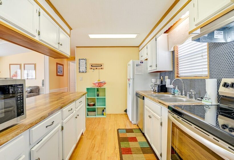 Surfside Beach Home W/ Community Perks Near Ocean!