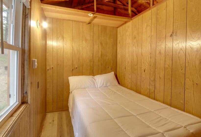 Waterfront Lake Cabin: Close To Boating & Fishing!