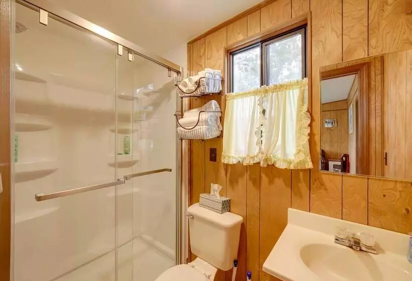 Waterfront Lake Cabin: Close To Boating & Fishing!