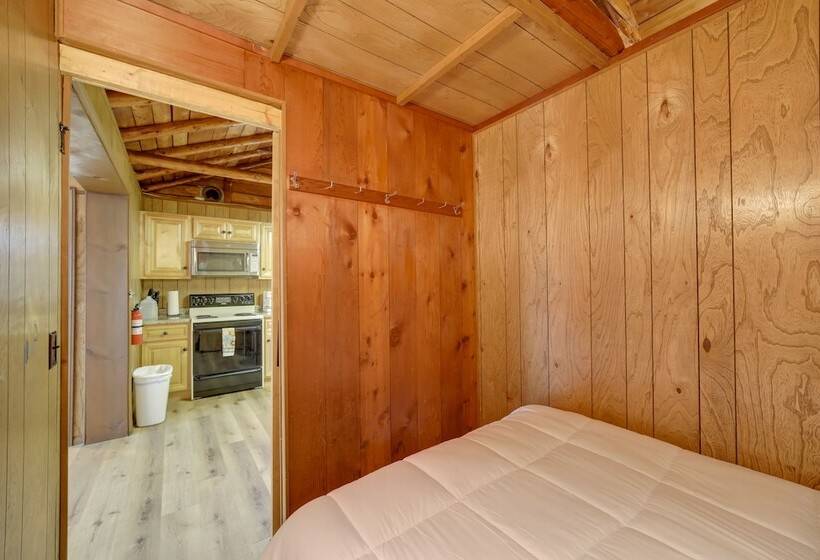 Waterfront Lake Cabin: Close To Boating & Fishing!