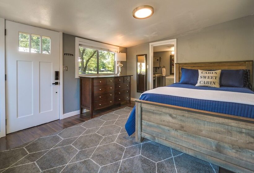 Waterfront Lake Lbj Cabin W/ Private Dock!