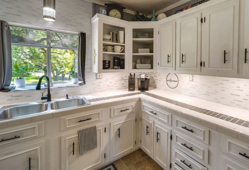 Waterfront Lake Lbj Cabin W/ Private Dock!