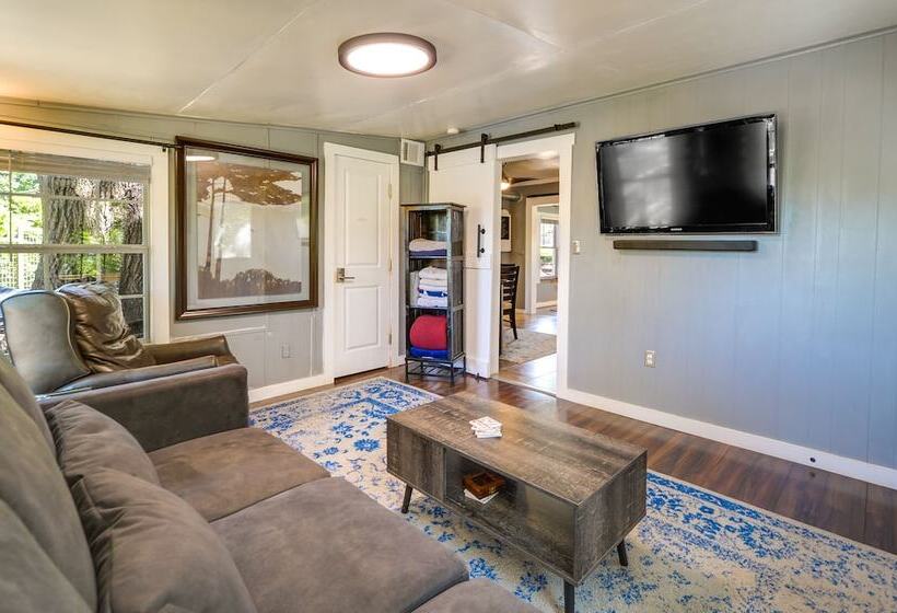 Waterfront Lake Lbj Cabin W/ Private Dock!