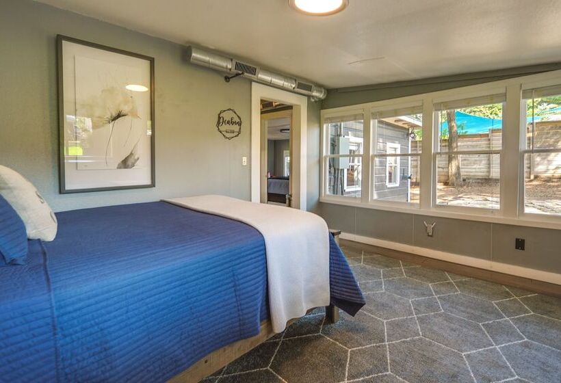 Waterfront Lake Lbj Cabin W/ Private Dock!