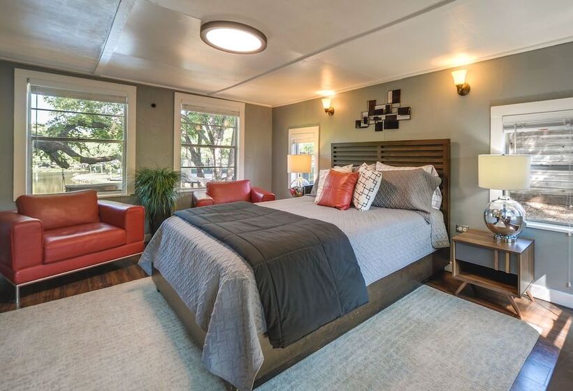 Waterfront Lake Lbj Cabin W/ Private Dock!