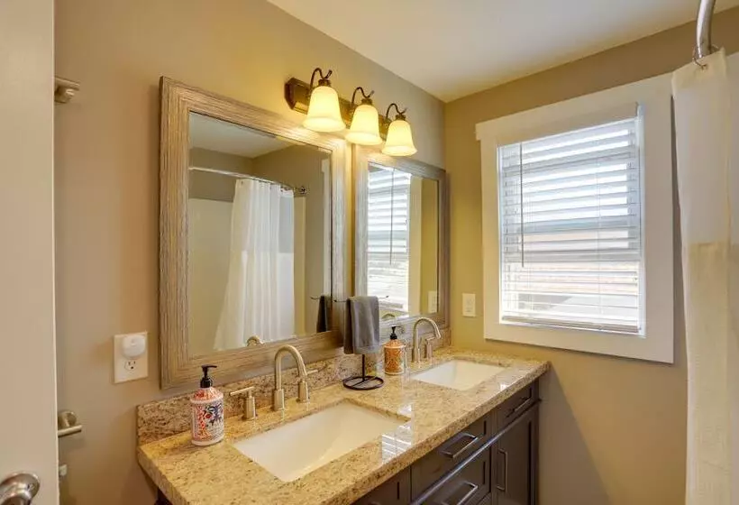 Welcoming Willoughby Home: 1 Mi To Historic Dtwn