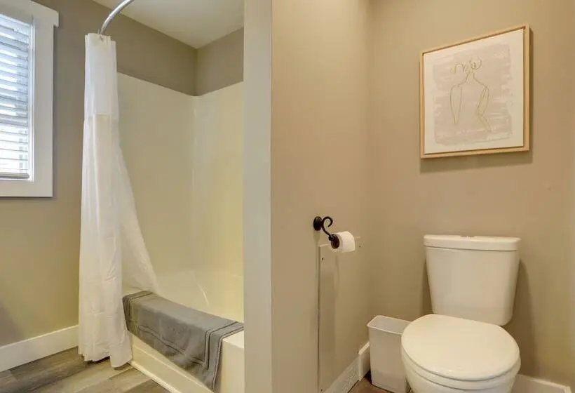 Welcoming Willoughby Home: 1 Mi To Historic Dtwn