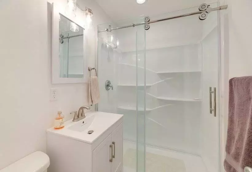Well Equipped Morehead City Home ~ 5 Mi To Beach!