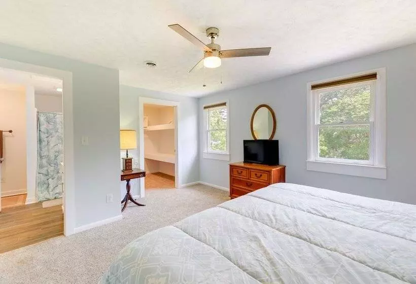 Well Equipped Morehead City Home ~ 5 Mi To Beach!