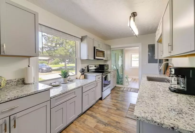 Well Equipped Morehead City Home ~ 5 Mi To Beach!