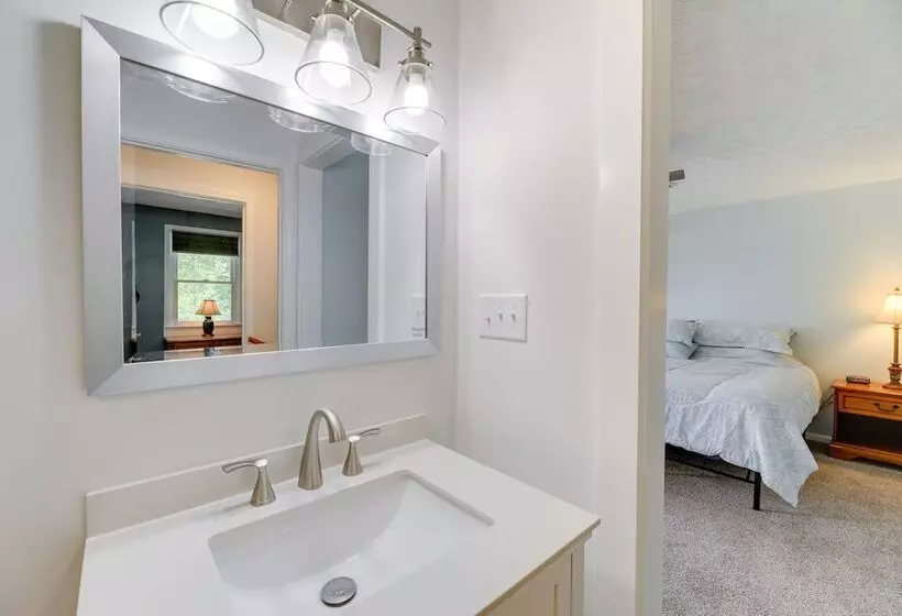 Well Equipped Morehead City Home ~ 5 Mi To Beach!