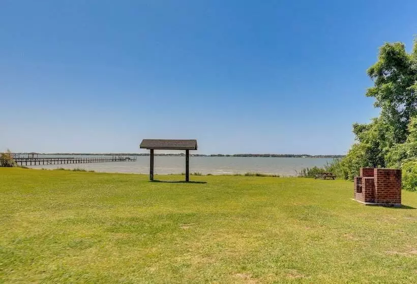 Well Equipped Morehead City Home ~ 5 Mi To Beach!