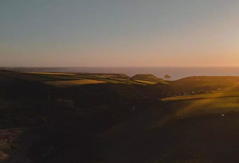 6 Person Cabin, Surrounded By Nature In Tintagel