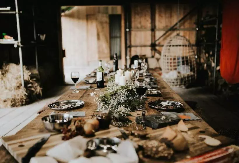 6 Person Cabin, Surrounded By Nature In Tintagel